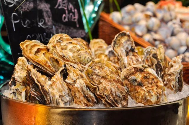 ￥238/位——“爱尔兰生蚝+15种海鲜”畅吃，还送波龙！乐队表演周末哈根达斯！这家希尔顿旗下酒店颠覆吃货想象！