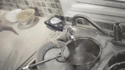 怎样去除热水壶里的水,怎么清理热水壶里面的脏水