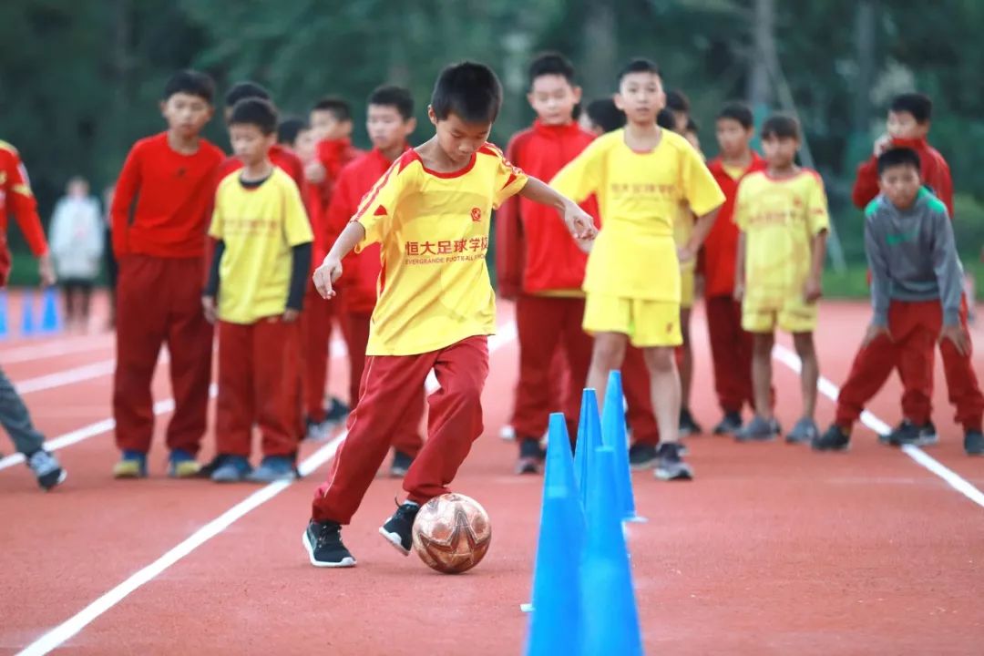 足球特点校的足球比赛,足球趣味运动会项目