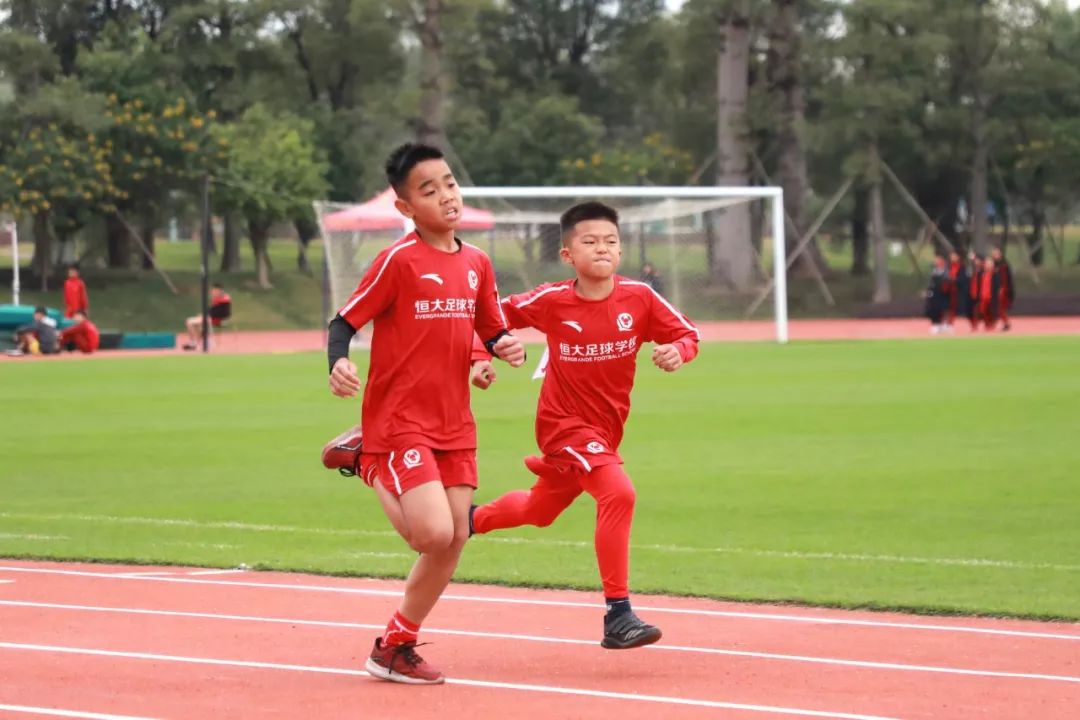 足球特点校的足球比赛,足球趣味运动会项目