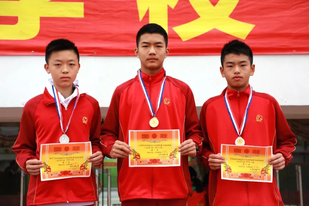 足球特点校的足球比赛,足球趣味运动会项目