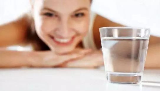 冬天怎样防嘴唇开裂,冬天嘴唇很干燥而且还开裂怎么办