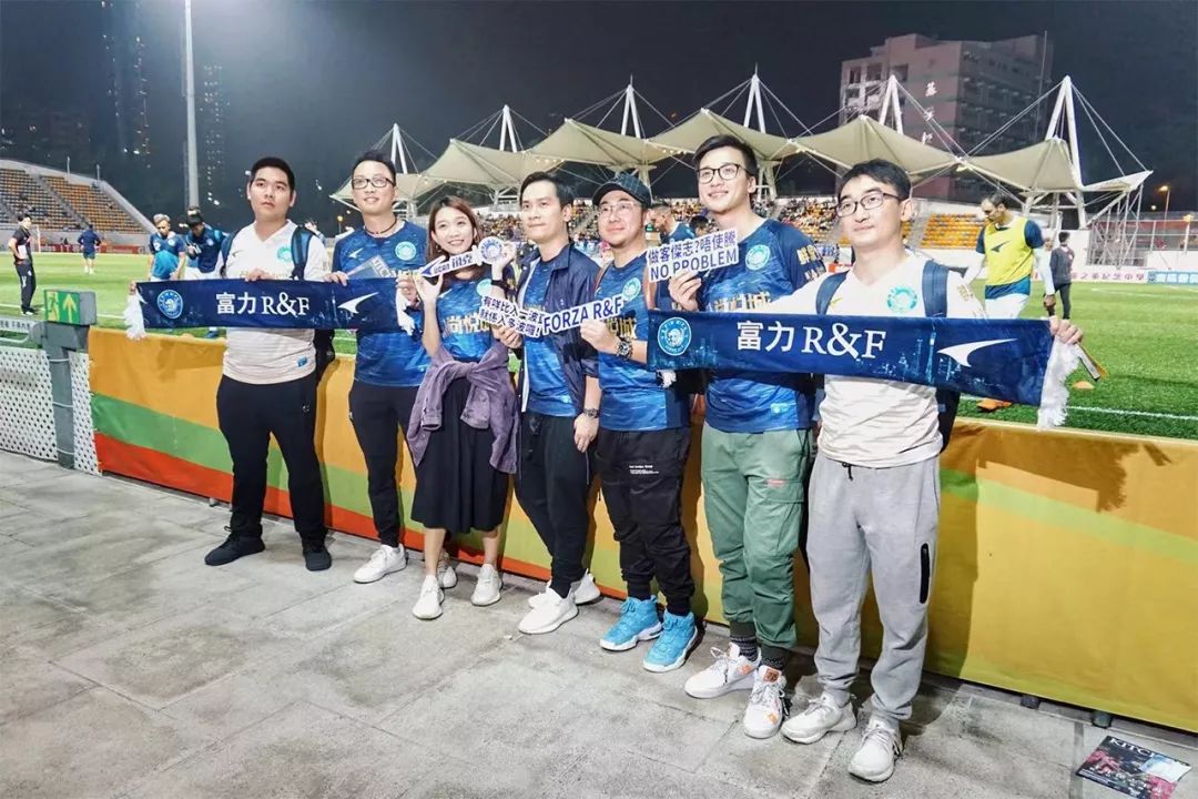 在浮华都市共赴一场盛大球赛，只要一样的球衣