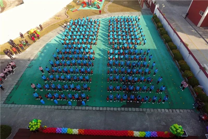 大手牵小手一起向前冲运动会图片,幼儿园运动会快乐向前冲