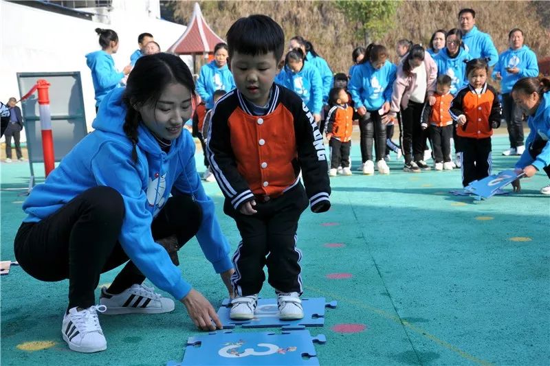 大手牵小手一起向前冲运动会图片,幼儿园运动会快乐向前冲