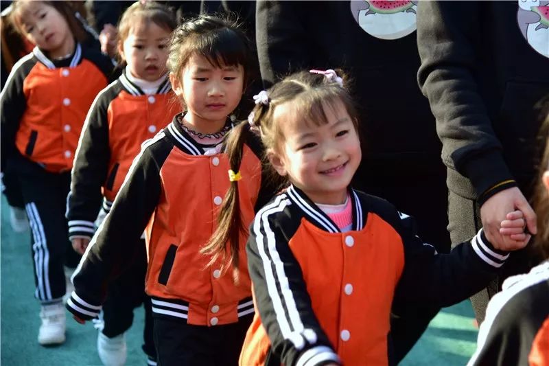 大手牵小手一起向前冲运动会图片,幼儿园运动会快乐向前冲