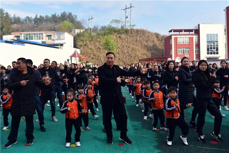 大手牵小手一起向前冲运动会图片,幼儿园运动会快乐向前冲