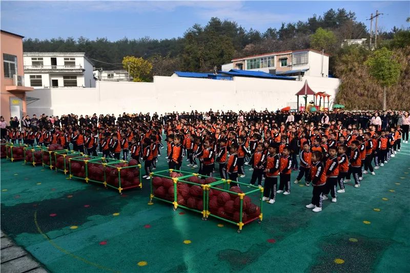 大手牵小手一起向前冲运动会图片,幼儿园运动会快乐向前冲