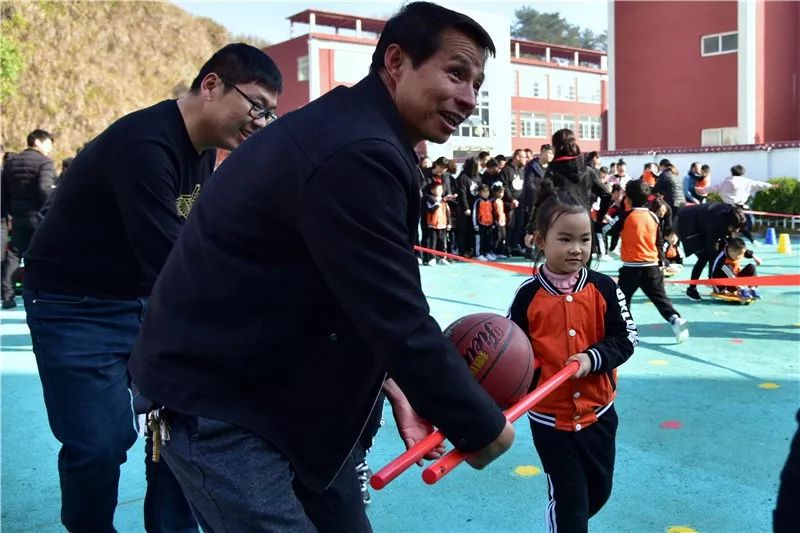 大手牵小手一起向前冲运动会图片,幼儿园运动会快乐向前冲