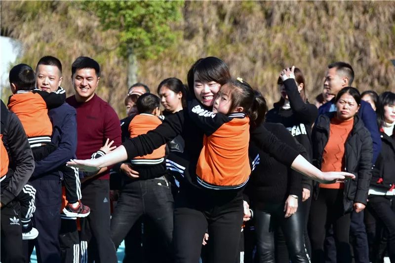 大手牵小手一起向前冲运动会图片,幼儿园运动会快乐向前冲