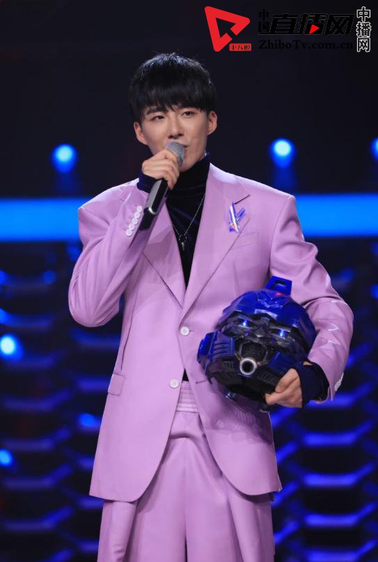 周深在蒙面唱将猜猜猜扮演背包客,周深蒙面唱将背包客女声