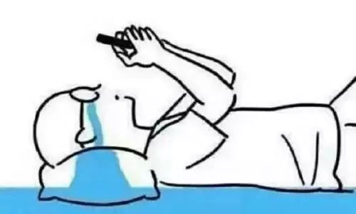 因感情纠纷女人疯狂辱骂男方,感情纠纷两女子大打出手