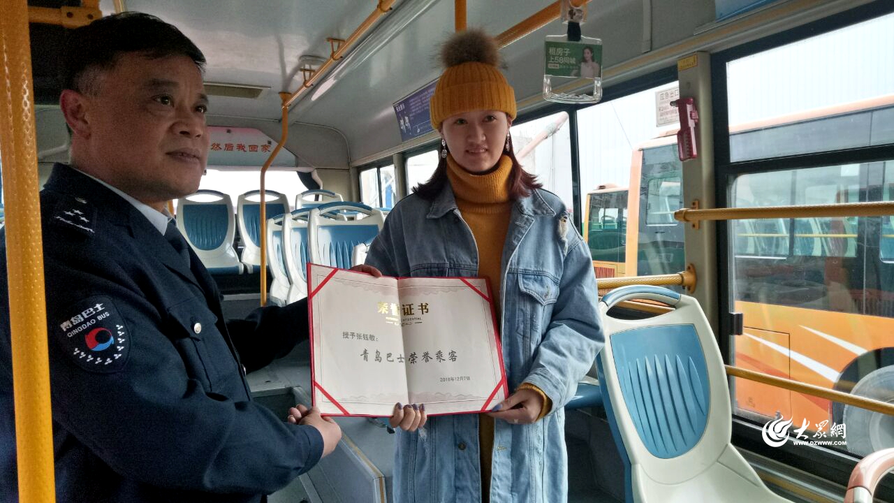 原来你是这样的“最美弯腰女孩”！1分钟系鞋带背后，竟是23年的……