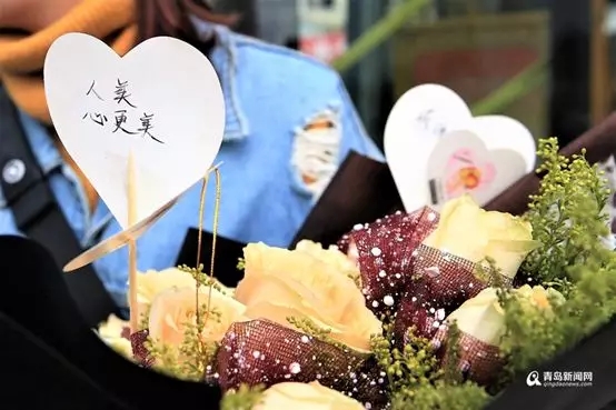 原来你是这样的“最美弯腰女孩”！1分钟系鞋带背后，竟是23年的……