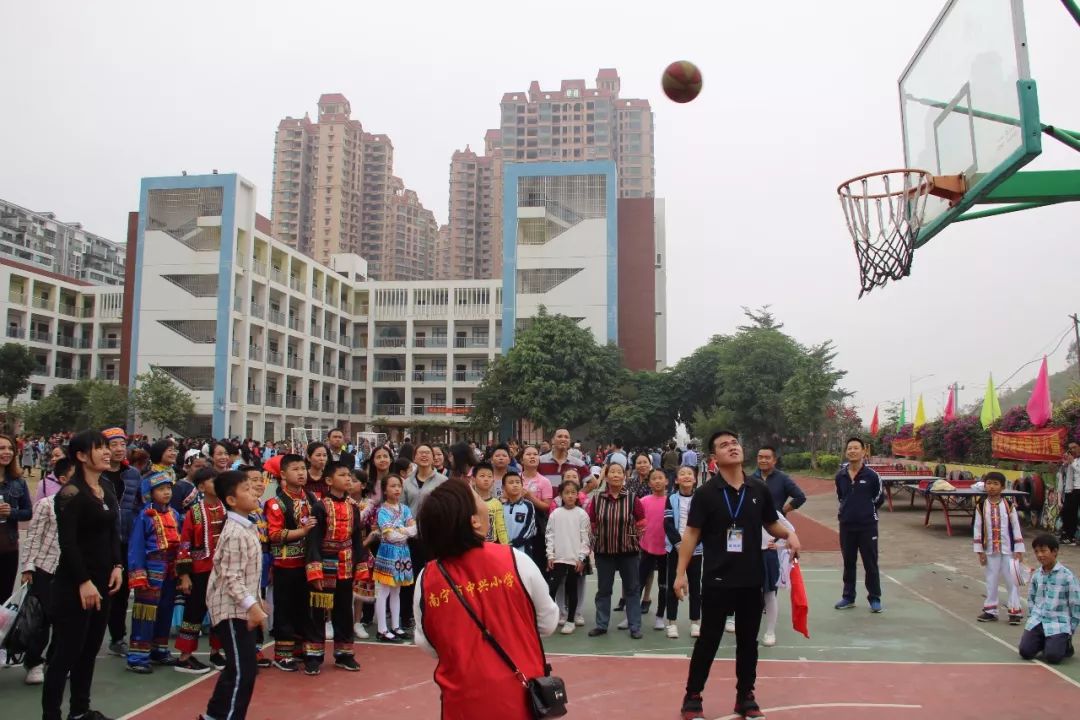 热闹！“喜迎广西60大庆微笑运动嘉年华”之赛事直播——南宁市中兴小学教育集团中兴校区2018年秋季学期第六届校园运动会