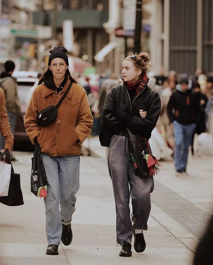 衣服越厚包越小,今年冬天衣服穿得越厚越时髦