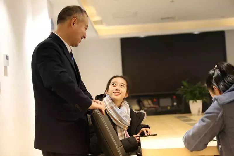 致敬改革开放40年，你可读懂父亲①｜她想让全世界知道，爸爸是开火车的！