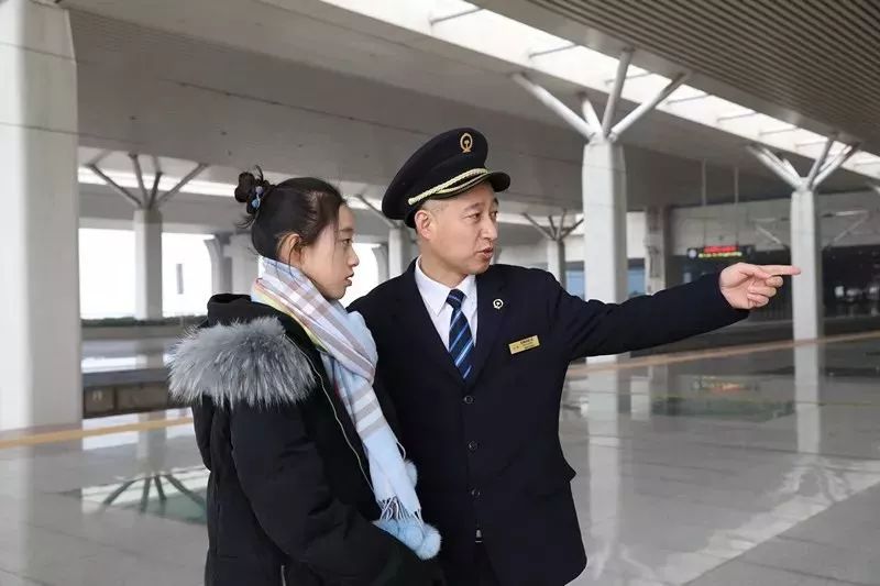 致敬改革开放40年，你可读懂父亲①｜她想让全世界知道，爸爸是开火车的！