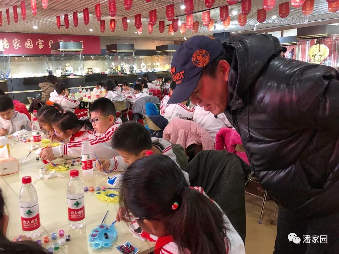 围观潘淘荟画脸谱感受传统文化魅力！