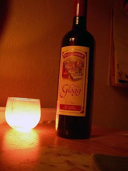 吃圣诞大餐，装扮圣诞树，期待一个红帽子、白胡子的人送圣诞礼物