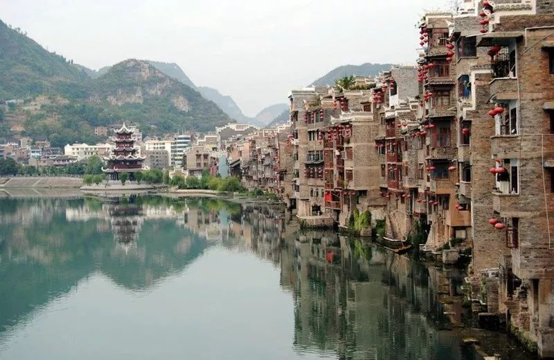 黔东南+黔西南经典八日游—昆明—马岭河峡谷—万峰林—黄果树瀑布—荔波小七孔—千户苗寨—镇远古镇—梵净山—石阡温泉