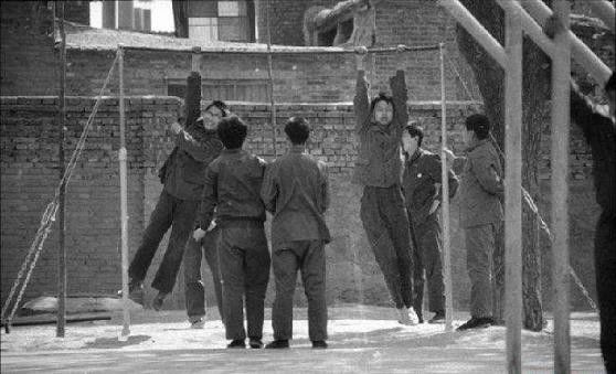 「解词：“发小儿”」北京话。“放屁崩坑，撒尿和泥”打小一起长大的朋友