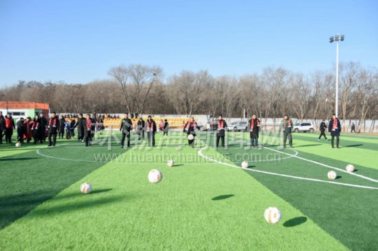 闃冲厜灏戝勾閫愭ⅵ璧涘満,闃冲厜灏戝勾鑱氳禌鍦烘縺鎯呴鎵睍椋庨噰