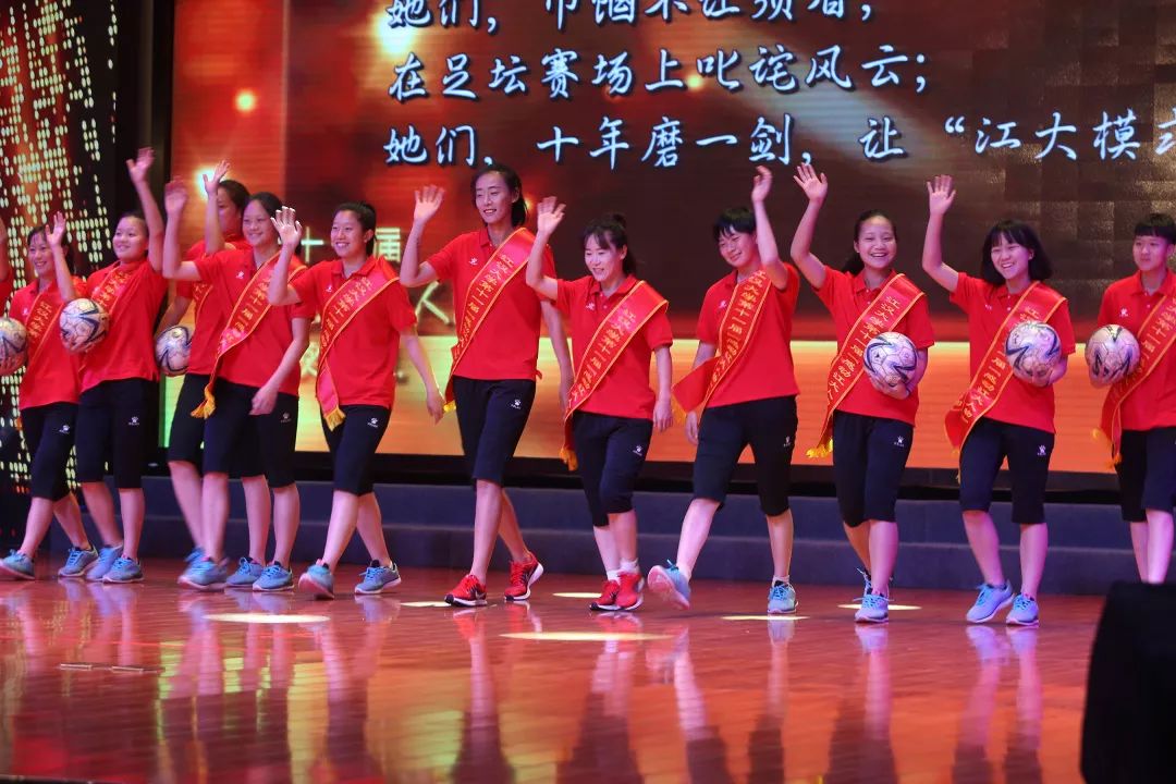追梦！江汉大学女子足球队荣获时代楷模，武汉精神践行者（江大一周朋友圈）