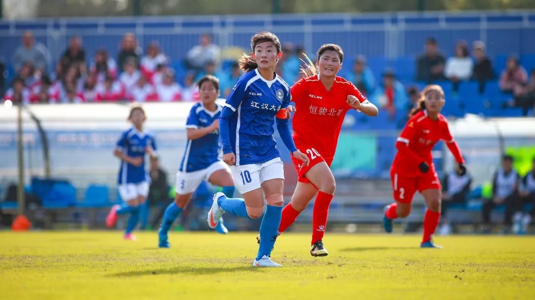 追梦！江汉大学女子足球队荣获时代楷模，武汉精神践行者（江大一周朋友圈）
