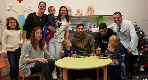 超暖“SM”组合上线！梅西苏亚雷斯造访当地儿童医院