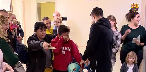 超暖“SM”组合上线！梅西苏亚雷斯造访当地儿童医院