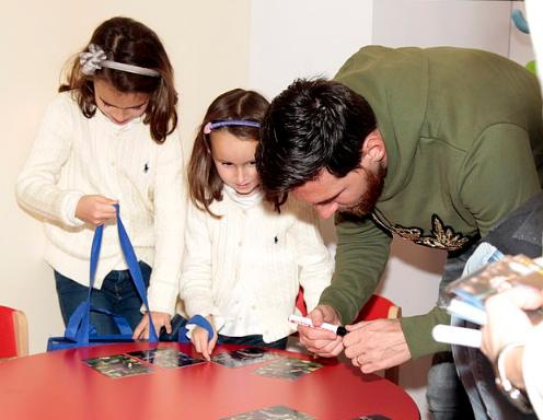 超暖“SM”组合上线！梅西苏亚雷斯造访当地儿童医院