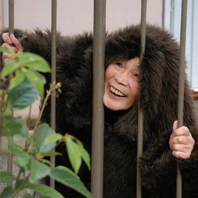 日本老奶奶搞笑摄影,九十多岁的日本奶奶摄影