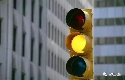 加速闯黄灯算不算违法,左转闯黄灯算不算违法