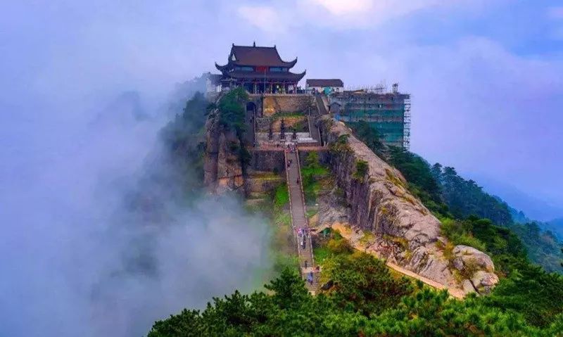 黔东南+黔西南经典八日游—昆明—马岭河峡谷—万峰林—黄果树瀑布—荔波小七孔—千户苗寨—镇远古镇—梵净山—石阡温泉