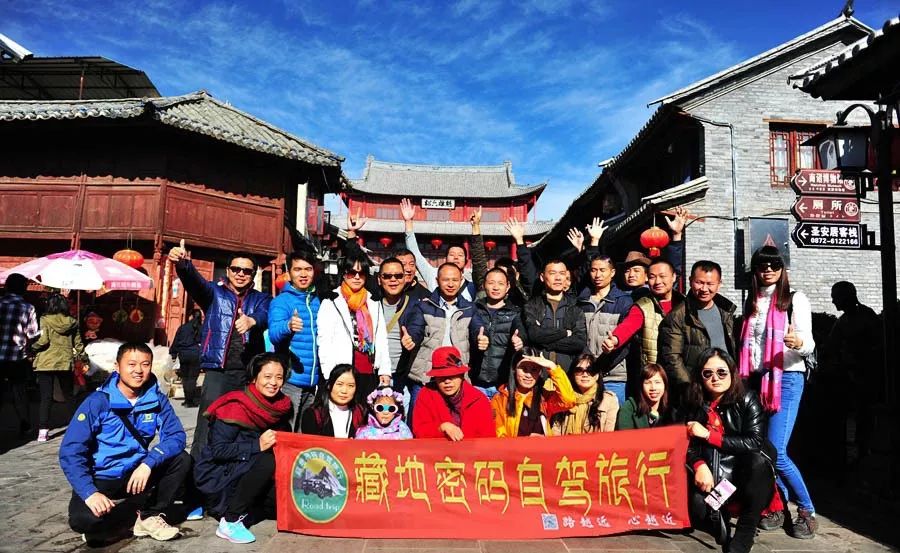 黔东南+黔西南经典八日游—昆明—马岭河峡谷—万峰林—黄果树瀑布—荔波小七孔—千户苗寨—镇远古镇—梵净山—石阡温泉