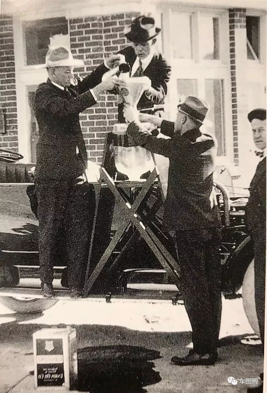 加油站百年演变史：从拖油瓶到女招待，为吸引顾客真是拼了