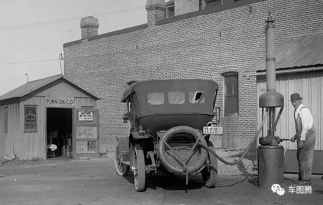 加油站百年演变史：从拖油瓶到女招待，为吸引顾客真是拼了