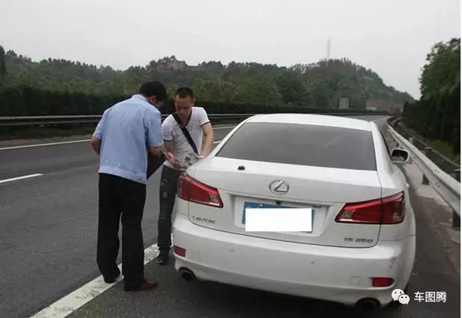 加油站百年演变史：从拖油瓶到女招待，为吸引顾客真是拼了