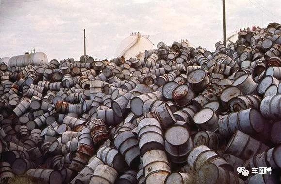 加油站百年演变史：从拖油瓶到女招待，为吸引顾客真是拼了