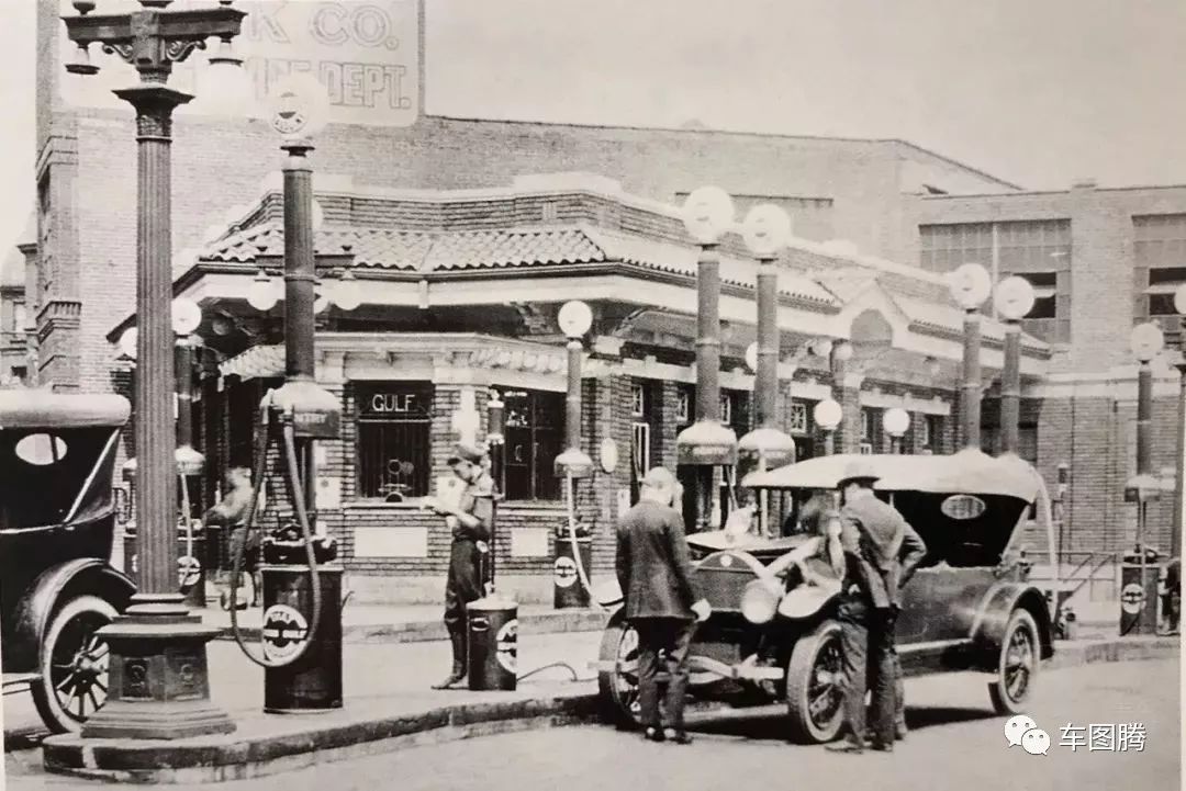 加油站百年演变史：从拖油瓶到女招待，为吸引顾客真是拼了