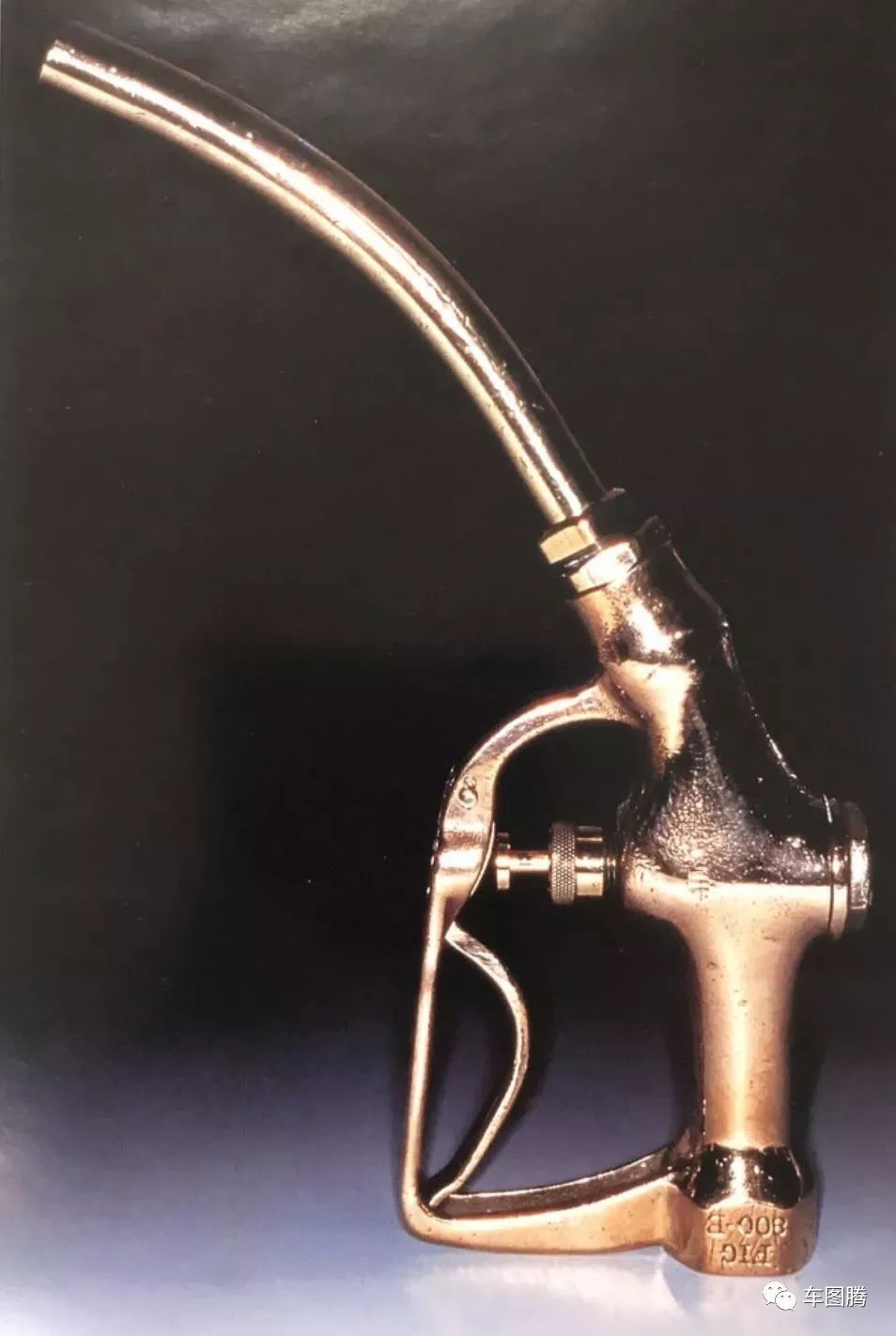 加油站百年演变史：从拖油瓶到女招待，为吸引顾客真是拼了