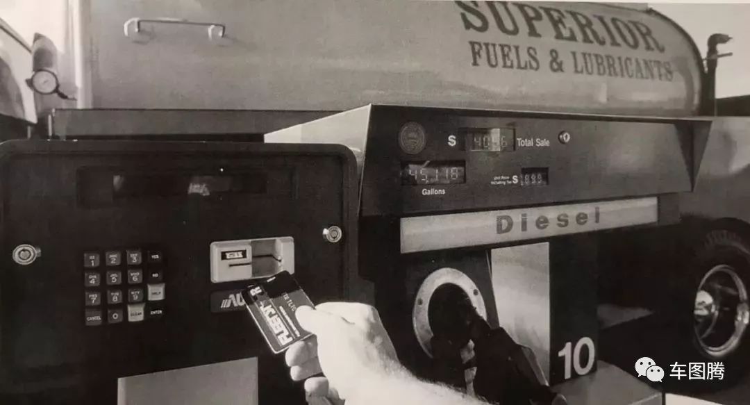 加油站百年演变史：从拖油瓶到女招待，为吸引顾客真是拼了