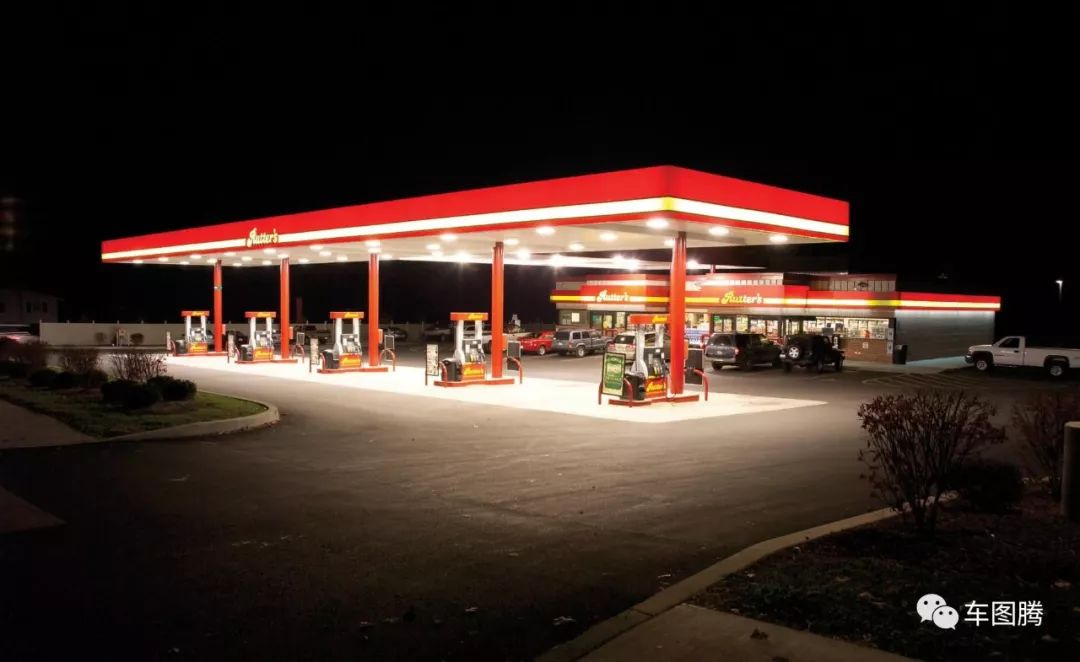 加油站百年演变史：从拖油瓶到女招待，为吸引顾客真是拼了