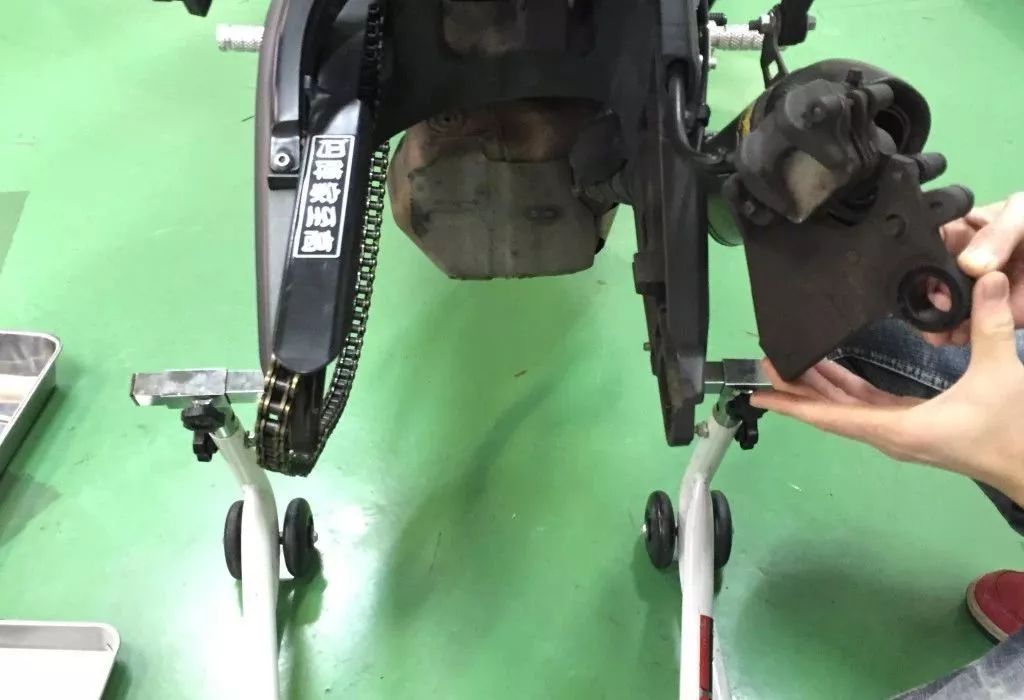 新手更换汽车轮胎的过程,新手换轮胎详细教程