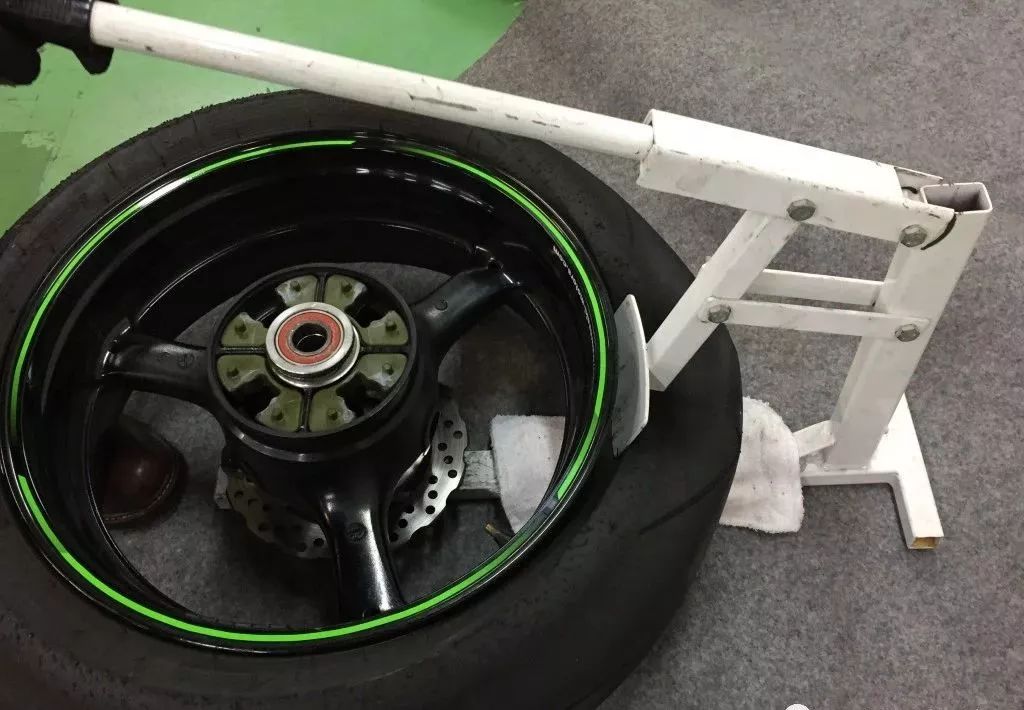 新手更换汽车轮胎的过程,新手换轮胎详细教程