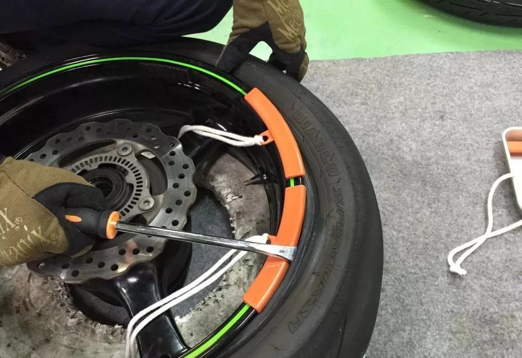 新手更换汽车轮胎的过程,新手换轮胎详细教程