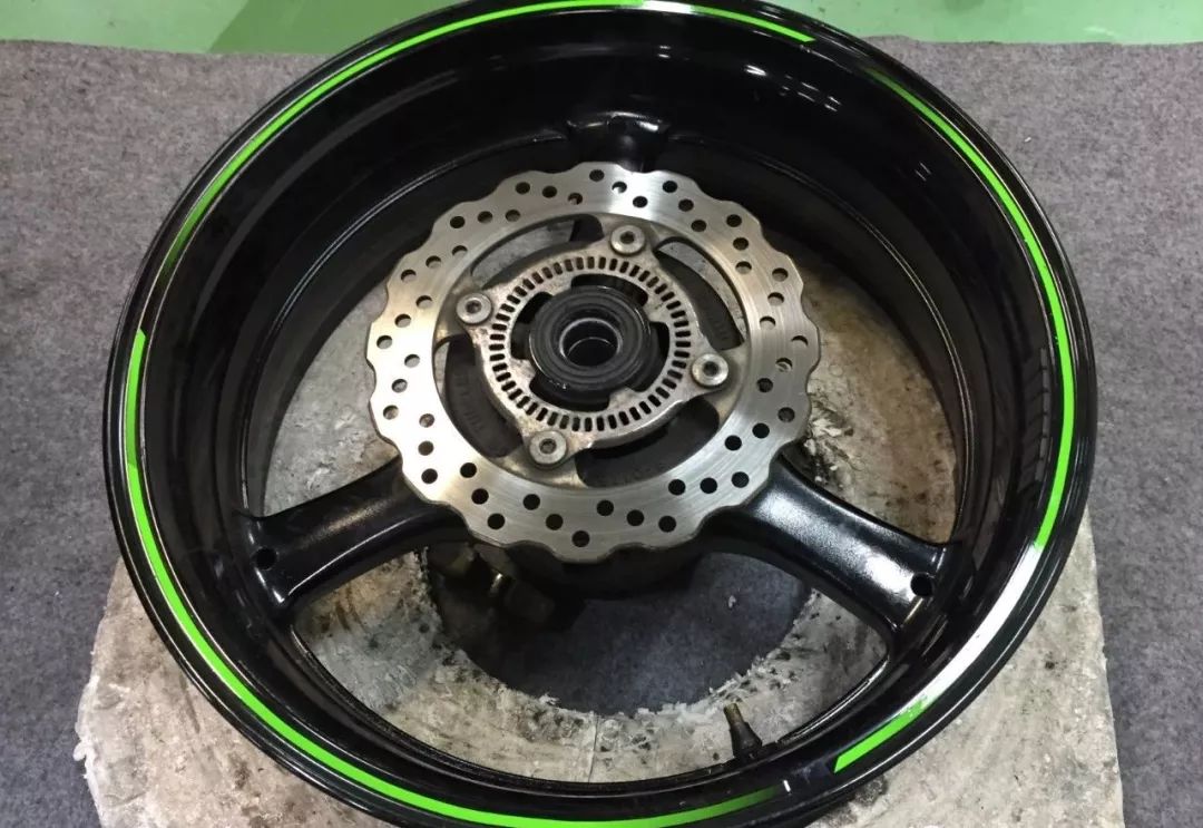 新手更换汽车轮胎的过程,新手换轮胎详细教程