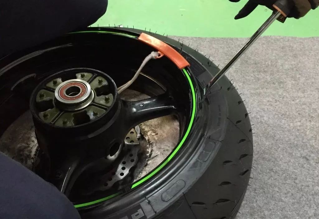 新手更换汽车轮胎的过程,新手换轮胎详细教程