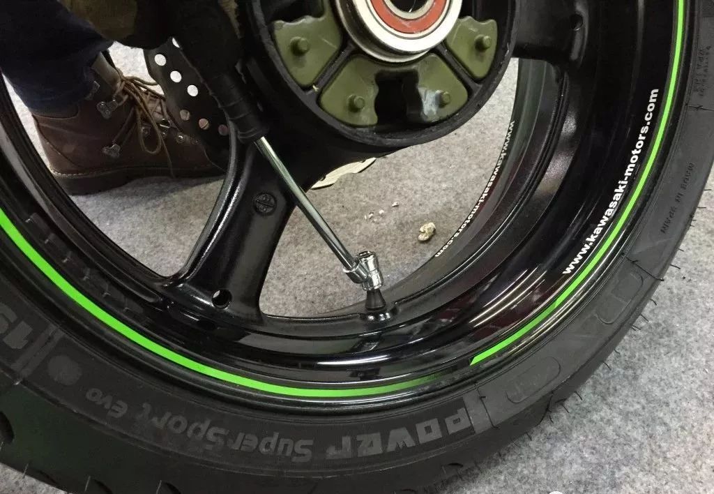 新手更换汽车轮胎的过程,新手换轮胎详细教程